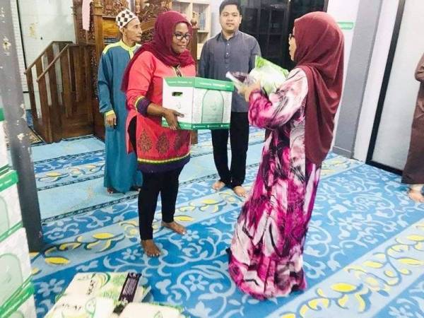 Kasthuriraani menyampaikan kit bantuan zakat kepada asnaf dalam program yang diadakan didi Masj Permatang Batu baru-baru ini.