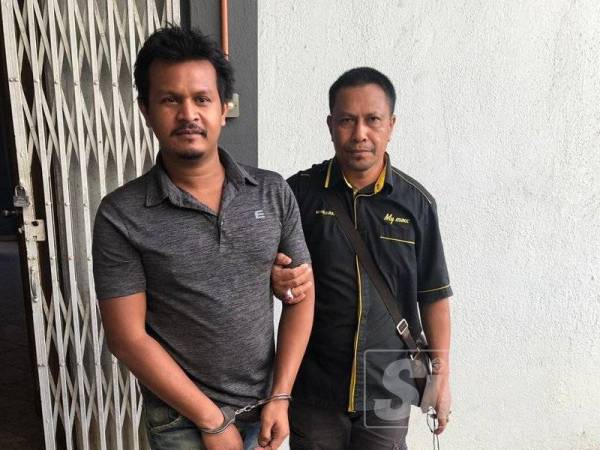 Faramis Yahkoh, 35, (kiri) dikawal polis keluar dari Mahkamah Sesyen sebaik selesai pertuduhan rasuah terhadapnya tadi.