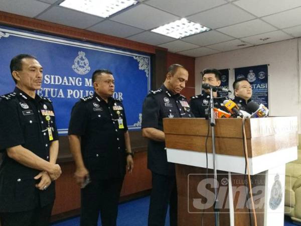 Mohd Khalil pada sidang media di Ibu Pejabat Polis Kontinjen Johor hari ini.