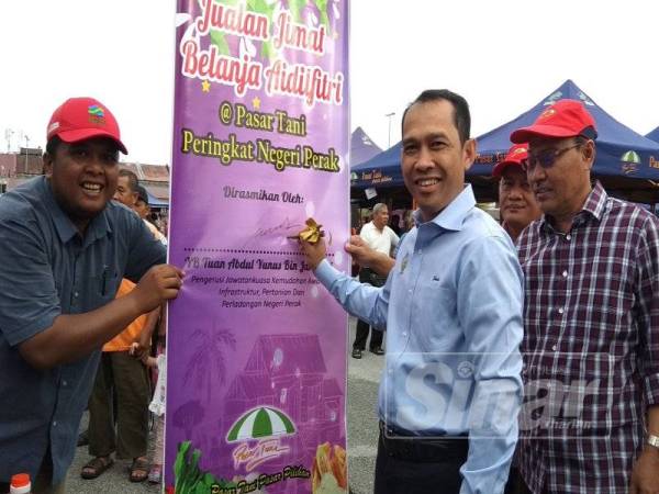 Basri (kanan) melihat gimik pelancaran Program Jualan Jimat Belanja Aidilfitri @ Pasar Tani yang disempurnakan Abdul Yunus di Pasar Tani Masjid Sultan Nazrin Muizzuddin Shah, di sini hari ini.