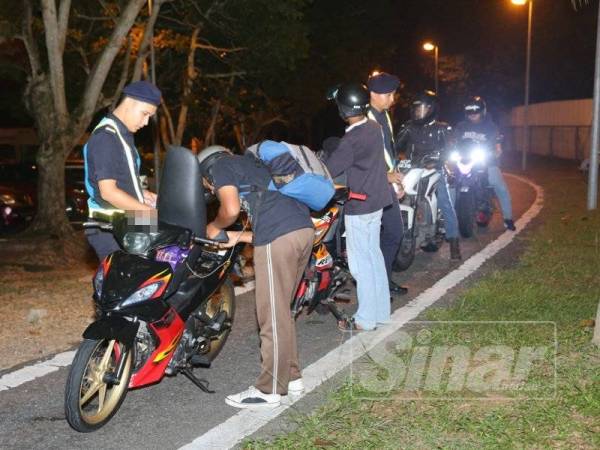 Anggota penguatkuasa memeriksa motosikal dalam Ops Motosikal Khas di Plaza Tol Senawang semalam.