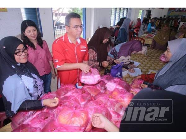 Ketua Menteri, Adly Zahari menyerahkan sebahagian barangan jualan di program Pasar Harapan Rakyat D'Ambang Aidilfitri di Dewan Majlis Bandaraya Melaka Bersejarah (MBMB) Telok Mas, di sini, hari ini.