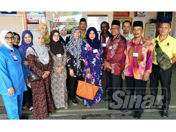 Md Nayan (tiga, kanan) bersama Dr Che Sharifah(lima, kiri) dan sebahagian Ahli Lembaga Pengarah serta kakitangan Hospital Parit Buntar.