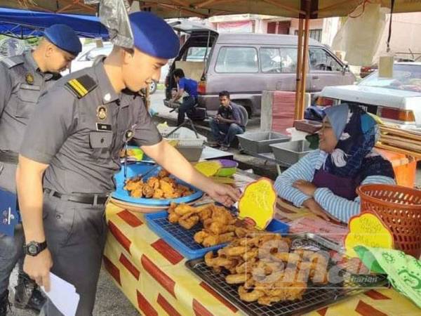 Penguat kuasa KPDNHEP membuat pemeriksaan di bazar Ramadan.