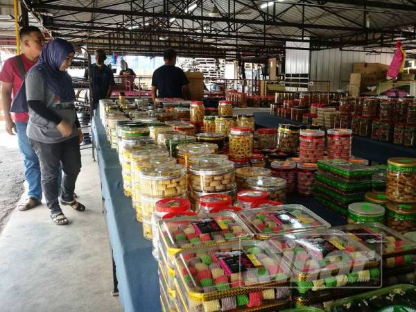 Pemilik Gerai Lemang Pak Teh bantu jual kuih raya