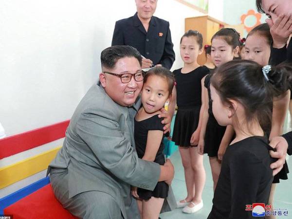 Jong-un memeluk salah seorang murid di sekolah terbabit.