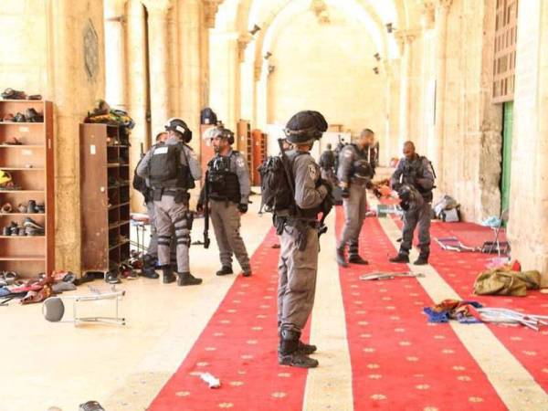 Pihak berkuasa rejim Zionis bertindak menyerang jemaah Palestin di al-Aqsa.