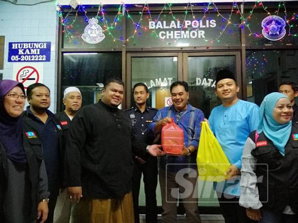 Anggota Balai Polis Chemor turut diraikan sempena program Singgah Sahur bersama ADUN Hulu Kinta, Muhamad Arafat Varisai Mahamad.