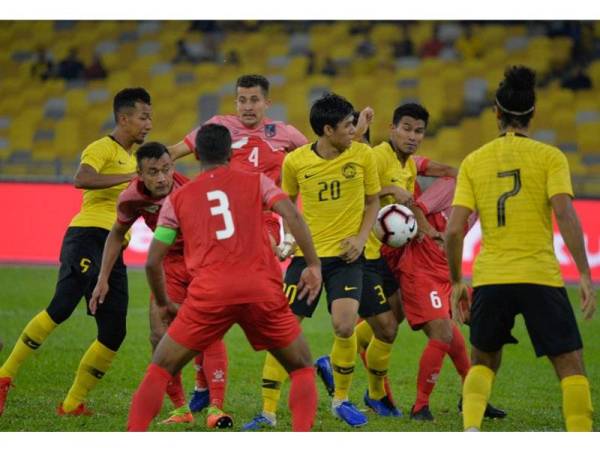 Pemain Harimau Malaya Muhammad Syafiq Ahmad (tengah) melakukan cubaan ke arah gawang pasukan Nepal pada perlawanan persahabatan ketika menentang pasukan Nepal di Stadium Nasional Bukit Jalil malam ini.