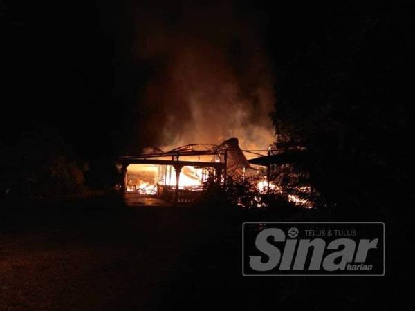 Rumah kediaman Eremi di Kampung Parit Jamal terbakar awal pagi tadi.
