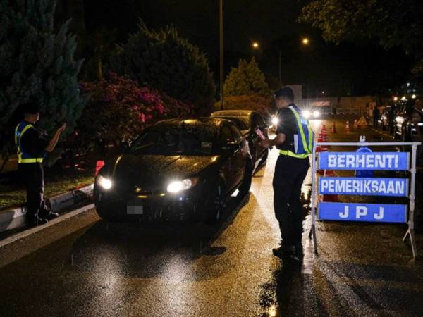 Para pegawai Jabatan Pengangkutan Jalan (JPJ) Negeri Perak memeriksa pelbagai kenderaan pada Ops Khas Bersepadu Aidilfitri di Jalan Greentown malam tadi. Ops tersebut turut disertai Agensi Anti Dadah Kebangsaan, (AADK). - FOTO BERNAMA