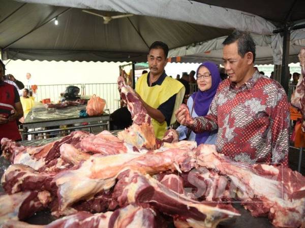 Aminuddin ketika meninjau sekitar Program Mantai Perdana Aidilfitri di Sikamat.
