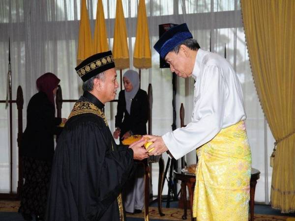 Sultan Selangor menyerahkan watikah pelantikan Panel Tetap Hakim Mahkamah Rayuan Syariah Selangor kepada Jasri dalam satu istiadat yang diadakan di Istana Bukit Kayangan, hari ini.