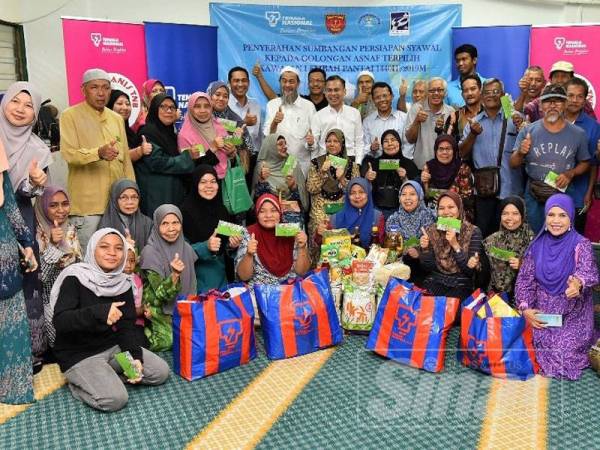 TNB menceriakan sambutan hari raya kepada golongan asnaf kawasan Lembah Pantai di PPR Kerinchi menerusi sumbangan persiapan Syawal yang disempurnakan Fahmi pada 28 Mei lalu.