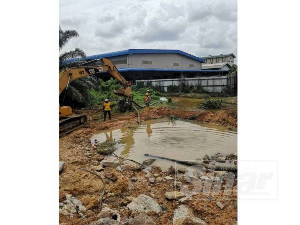 Kerja-kerja pengeringan air di lokasi kejadian sekitar Setia Alam sedang dilaksanakan oleh pihak Air Selangor.