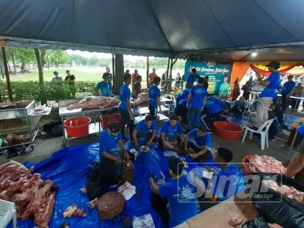 Daging sedang dilapah oleh petugas pada program Mantai Perdana Shah Alam Aidilfitri di Dataran Kemerdekaan Shah Alam di sini.