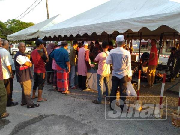 Orang ramai beratur untuk beli daging lembu.