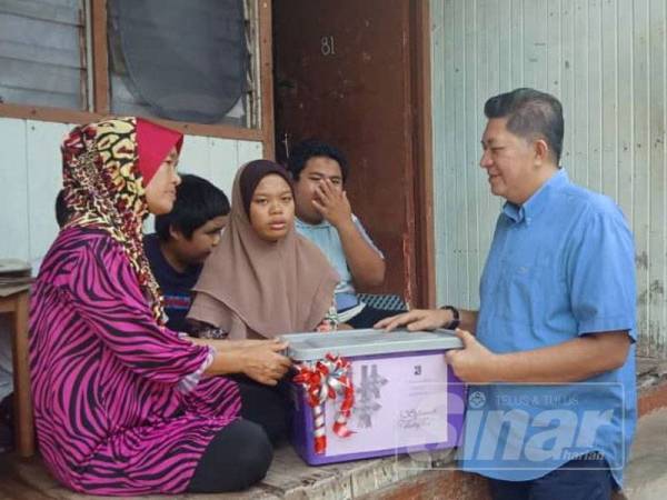 Sazmi menyampaikan sumbangan kepada keluarga asnaf di Kesedar Paloh 1.