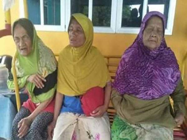 Tiga beradik warga emas yang cacat penglihatan tinggal sehelai sepinggang apabila rumah pusaka berusia lebih 100 tahun yang didiami mereka di Kampung Titi Besi di sini musnah dibakar anak saudara sendiri. - Foto Harian Metro