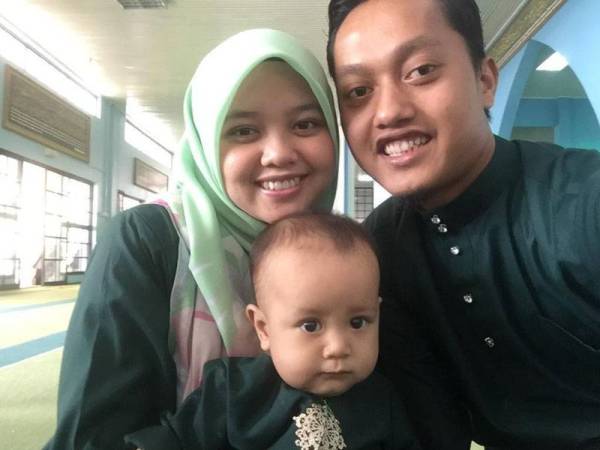 Gambar sekeluarga Acap bersama Hamizah dan Aishah Nur Zahra yang dirakam ketika Hari Raya Aidilfitri tahun lalu.