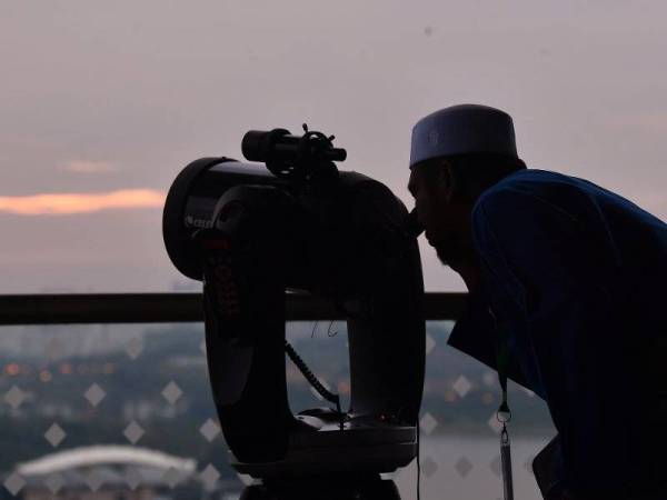  Ahli Jawatankuasa Melihat Anak Bulan Wilayah Persekutuan melakukan cerapan hilal syawal 1440H/2019M di Pusat Konvensyen Antarabangsa Putrajaya hari ini. - Foto Bernama
