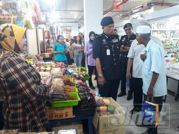 Zainuddin (tiga dari kanan) mengadakan lawatan di Pekan Rabu Alor Setar.