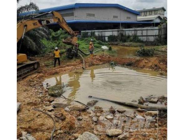 Kerja-kerja membaiki paip pecah di jajaran paip utama 1,800 millimeter di Setia Alam sedang giat dijalankan dan dijangka siap jam 12 tengah hari esok. 