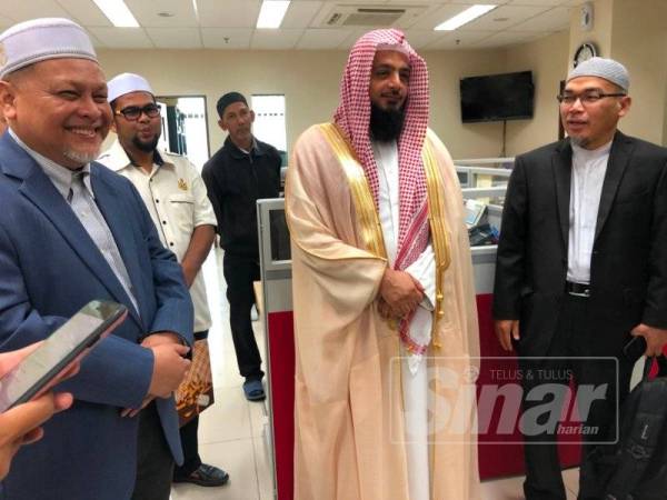 Abdul Rahman meluangkam masa bertemu pemimpin kerajaan negeri di Kompleks Kota Darulnaim hari ini.