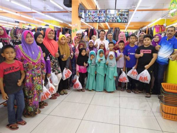 Semua penerima asnaf kelihatan gembira ketika bergambar bersama selepas mendapatkan pakaian raya yang diagihkan melalui yayasan.