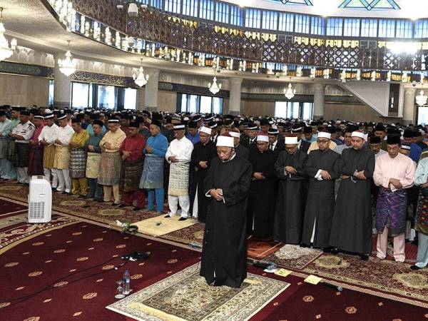 Yang di-Pertuan Agong Al-Sultan Abdullah Ri’ayatuddin Al-Mustafa Billah Shah berkenan menunaikan solat sunat Aidilfitri di Masjid Negara hari ini. - Foto Bernama