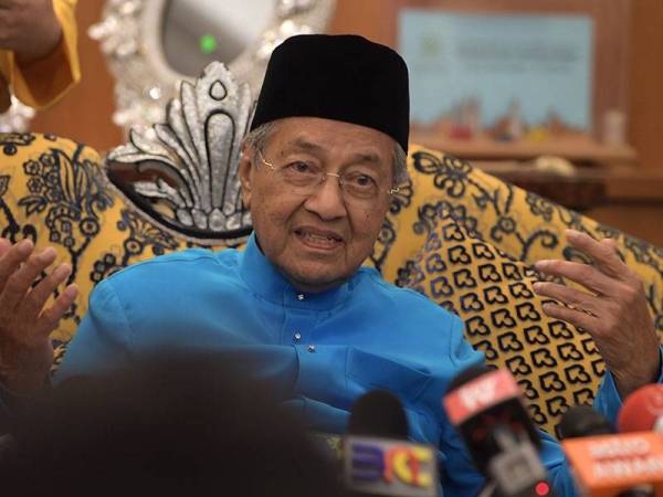 Perdana Menteri Tun Dr Mahathir Mohamad ketika sidang media pada Majlis Rumah Terbuka Aidilfitri Perdana Menteri dan Jemaah Menteri di Seri Perdana hari ini. - Foto Bernama