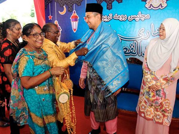 Menteri Besar Johor Datuk Dr Sahruddin Jamal (dua, kanan) dan isteri Datin Dr Nila Armila Mukhdan (kanan) disantuni oleh tetamu dari kaum India yang hadir pada Majlis Rumah Terbuka Menteri Besar Johor (MBJ) di kediaman rasmi MBJ Saujana hari ini. - Foto Bernama