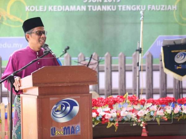 Dr Badlishah berucap di Majlis Sambutan Aidilfitri di kampus UniMAP Pauh Putra.