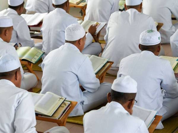 Banduan pelbagai kesalahan mengikuti kelas pengajian Al-Quran di Rumah Ngaji, Penjara Marang baru-baru ini. - FOTO BERNAMA