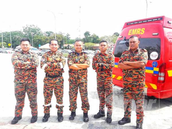 Mohd Arshad (tengah) ketika bertugas sebagai penyelaras di Hentian Rehat dan Rawat Temerloh sempena Op Selamat ke-15.