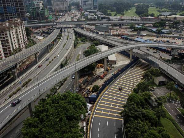 Sekitar ibu kota iaitu Jalan Tun Razak yang kebiasaannya sesak dengan pengguna, kelihatan lengang pada hari kedua sambutan Hari Raya Aidilfitri. - FOTO BERNAMA