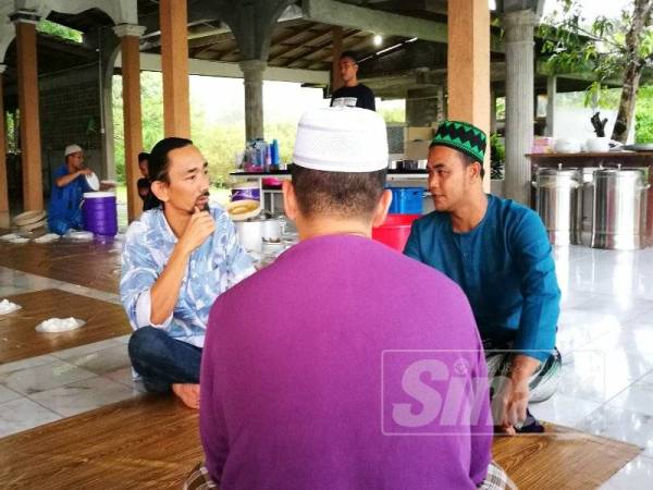 Farid (tengah) ketika ditemui media diiringi ketua petugas pusat pemulihan, Mohd Afzan (kanan).