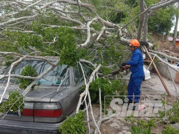 Anggota APM Kota Setar mengambil masa lima jam bagi membersihkan kawasan pokok tumbang di Taman Dahlia semalam.