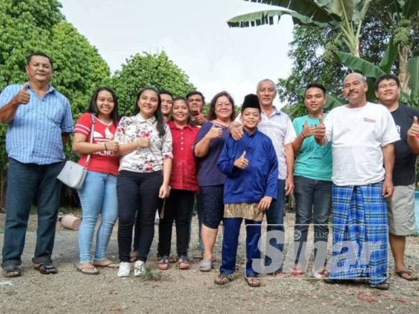 
Muhammad Syukur (lima, kanan) bersama bapa, Khamis Jusoh (dua,kanan) merakam gambar bersama pelbagai lapisan tetamu yang bertandang bagi meraikan sambutan Hari Raya Aidilfitri.