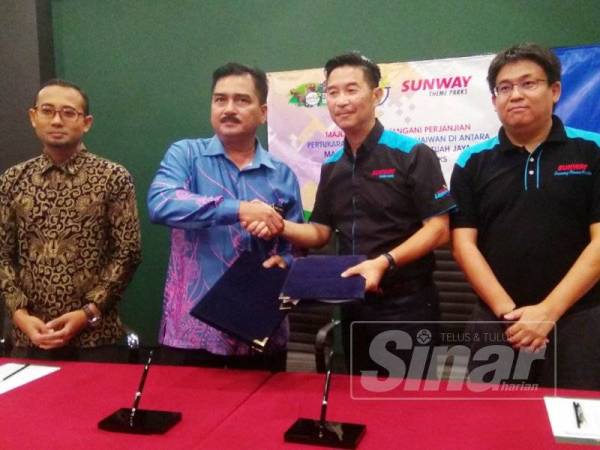 Mohd. Rafee bertukar dokumen MoU bersama Pengurus Besar Kanan Sunway Theme Park, Calvin Ho (dua dari kanan).