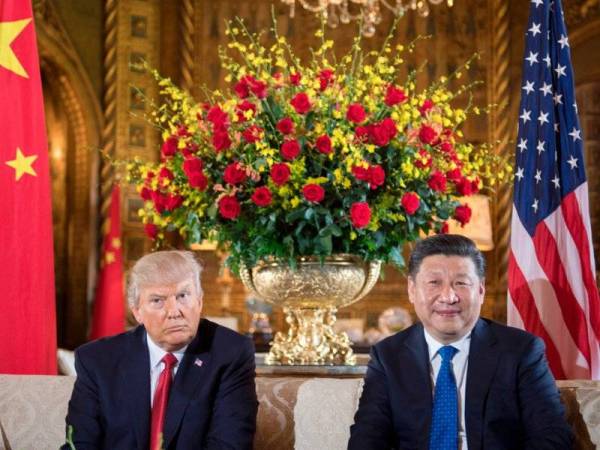 Trump (kiri) berhasrat untuk bertemu Jinping selepas G20 pada akhir bulan ini.
