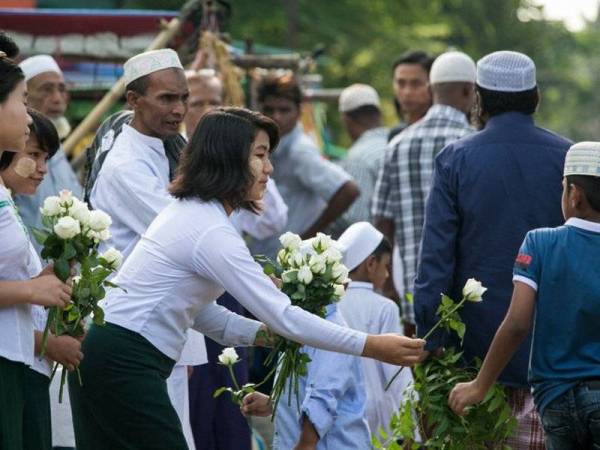 Ros putih itu diserahkan kepada orang Islam pada 1 Syawal lalu. 