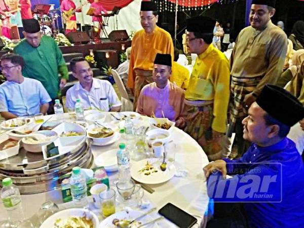 Suparadi (berdiri dua dari kanan) melayan tetamu pada majlis Majlis Apresiasi Karnival Usahawan dan Sambutan Hari Raya Aidifitri 2019 di Dataran Kopakat, di sini malam tadi.