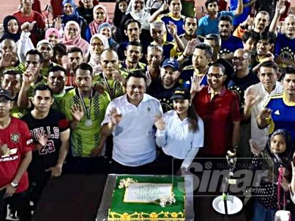 Syed Faizuddin bersama Lailatul Shahreen Akashah Khalil bergambar bersama peserta perlawanan bolasepak Bola Raya 2019, di Stadium Kompleks Sukan Tuanku Syed Faizuddin Putra UiTM Cawangan Perlis di sini, semalam.