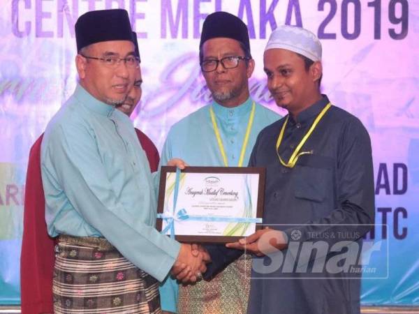 Sukhdev Sing Mohd Shazwan Sohan, 30, ketika menerima anugerah Mualaf Cemerlang, kategori Usahawan Harapan yang disampaikan oleh Ketua Menteri, Adly Zahari sempena projek Hidayah Centre Foundation (HCF), di sini, baru-baru ini.
