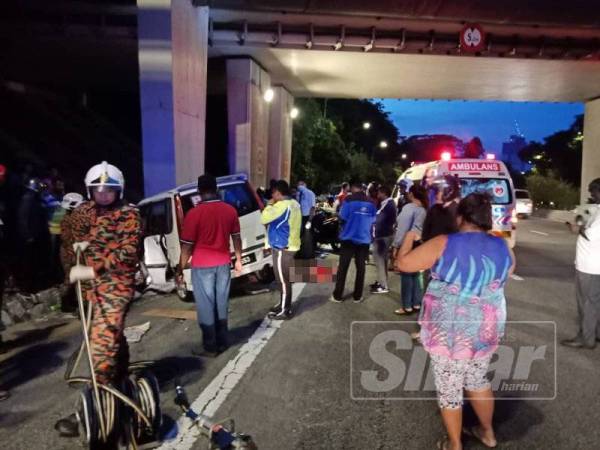 Dua mangsa maut di lokasi kejadian selepas kereta jenis Perodua Kenari dinaiki terbabas merempuh tiang konkrit di Jalan Mahameru, Kuala Lumpur, semalam.