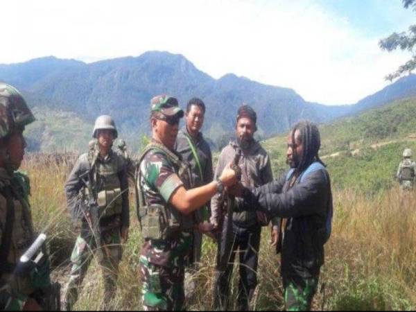 Telangga Gire menyerahkan senjata api kepada Komander Tentera Daerah, Agus Sunaryo di Puncak Jaya.
