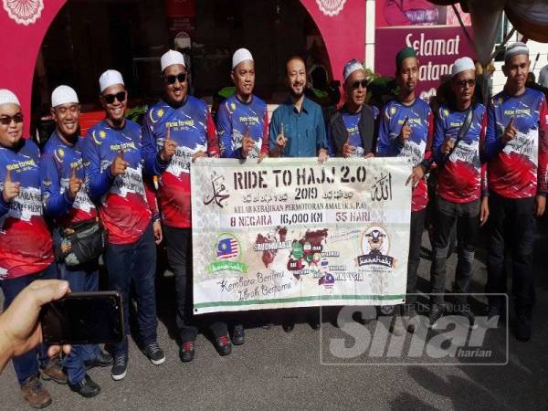 Mukhriz (lima dari kanan) bersama sembilan peserta Ride To Hajj 2.0 di pekarangan Dewan Seri Mentaloon, Alor Setar.