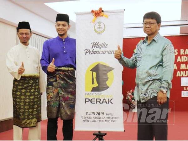 Asmuni (kanan) bersama Hasnul Zulkarnain (dua, kiri) melancarkan Sekretariat Mahasiswa Perak sempena majlis Ramah Mesra Aidilfitri bersama Mahasiswa Perak semalam.