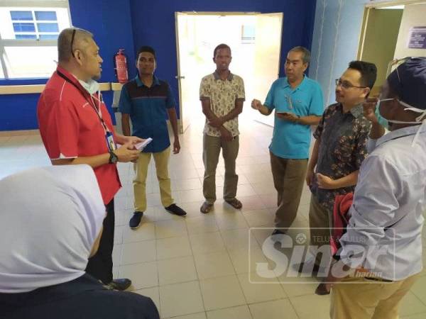 Amran (dua, kanan) ketika mendapat penerangan daripada pihak hospital semasa melawat mangsa di Hospital Gua Musang hari ini.